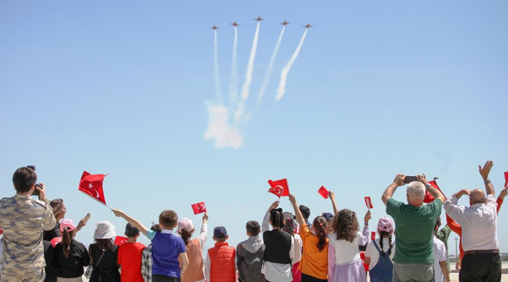 Türk Yıldızları’ndan öğrencilere 23 Nisan hediyesi