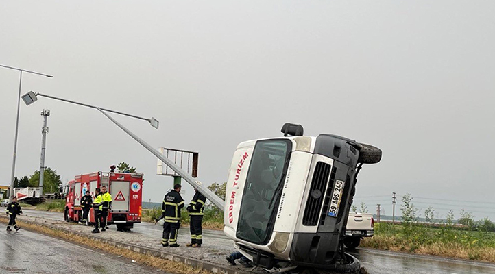 Tekirdağ’da lastiği patlayan servis minibüsü devrildi: 7 yaralı