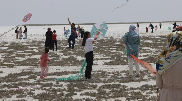 Doğa harikası Tuz Gölü semalarında uçurtmalar havalandı