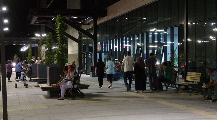 Sağlık görevlilerini ilgisizlikle suçlayıp gün içerisinde 2 kez hastaneyi bastı; tutuklandı
