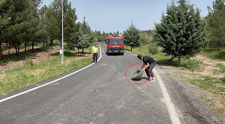 Diyarbakır’da lastiği fırlayan otomobil takla attı: 3 yaralı