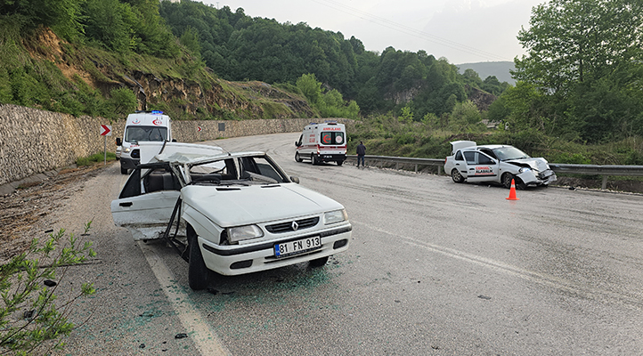 Kontrolden çıkan otomobil, karşı yönden gelen otomobille çarpıştı
