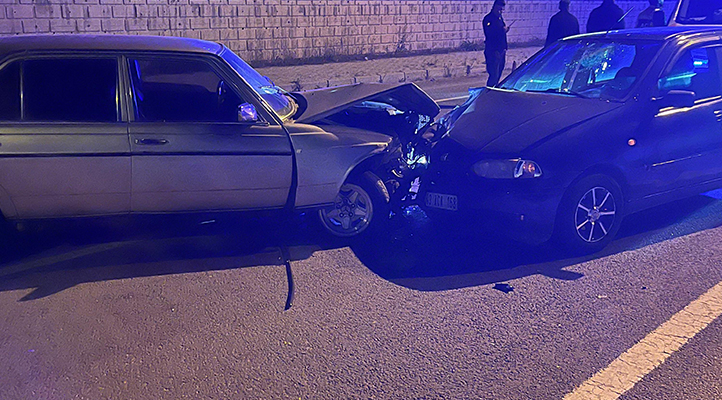 Ters yönde giden otomobil, karşı yönden gelen otomobille kafa kafaya çarpıştı: 5 yaralı