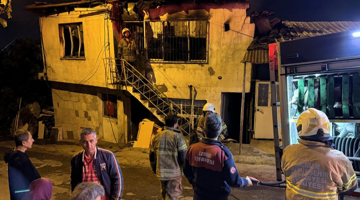 İzmir’de yangın paniği: Prizde unutulan şarj aleti evi yaktı
