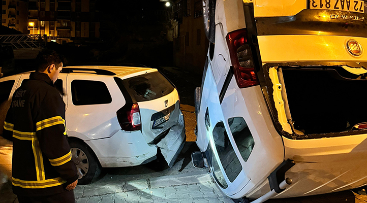 Park halindeyken yokuş aşağı hareket eden midibüs, 9 araca çarptı