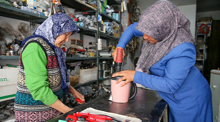Konya’da gelinle kaynana elektrikli ev aletlerini tamir ediyor