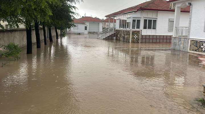 Konya’da dolu ve sağanak hayatı olumsuz etkiledi