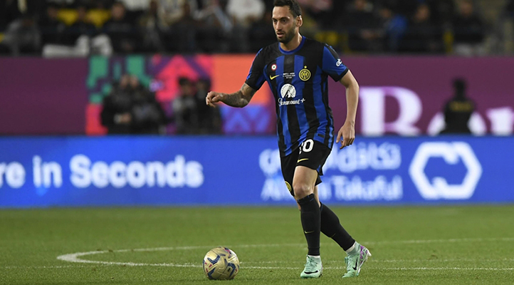 Milli futbolcu Çalhanoğlu, Serie A’nın en iyi orta saha oyuncusu seçildi