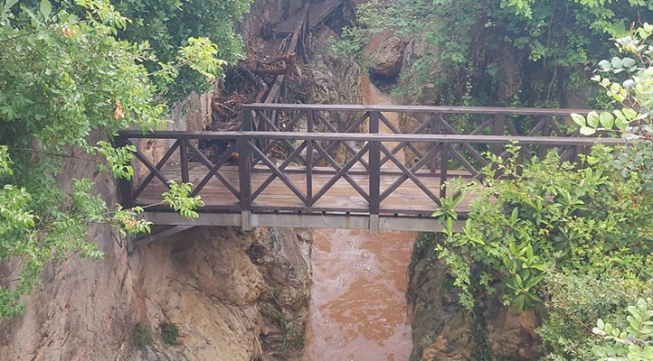 Hatay’da yağmur hayatı olumsuz etkiledi, denizde hortum çıktı