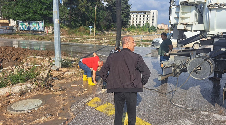 Hatay’da sağanak; cadde ve sokakları su bastı, mahsur 70 kişi kurtarıldı