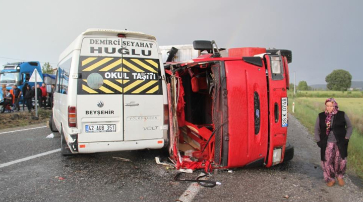Konya’da devrilen kamyon minibüsle çarpıştı: 14 yaralı