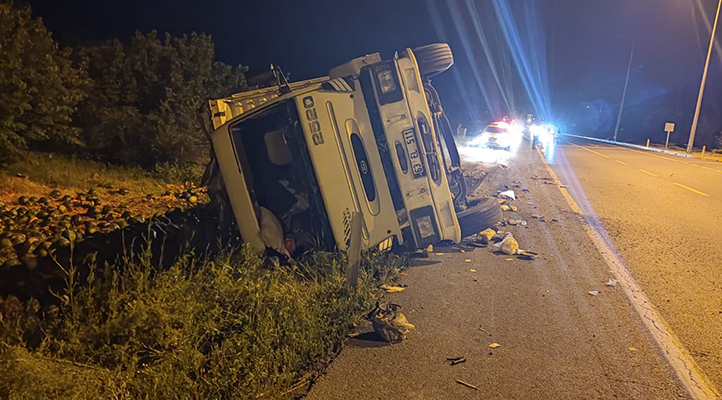 Akşehir’de devrilen kamyonun sürücüsü yaralandı