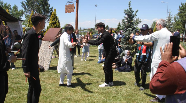 Bangladeşlilerin Konya’da ‘Su Nilüferi Günü’nde erik dalı keyfi