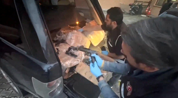 Konya’da silah kaçakçılığına karşı “Mercek-20” operasyonu: 225 ruhsatsız tabanca ele geçirildi, 2 şüpheli yakalandı