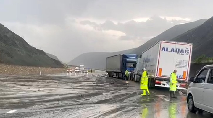Erzincan – Sivas kara yolu heyelan nedeniyle ulaşıma kapandı
