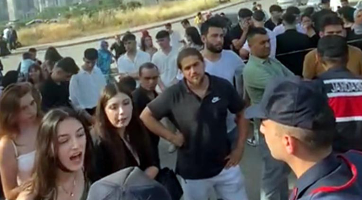 Lise mezuniyetinde bazı kız öğrenciler, ‘uygunsuz kıyafet’ gerekçesiyle törene alınmadı