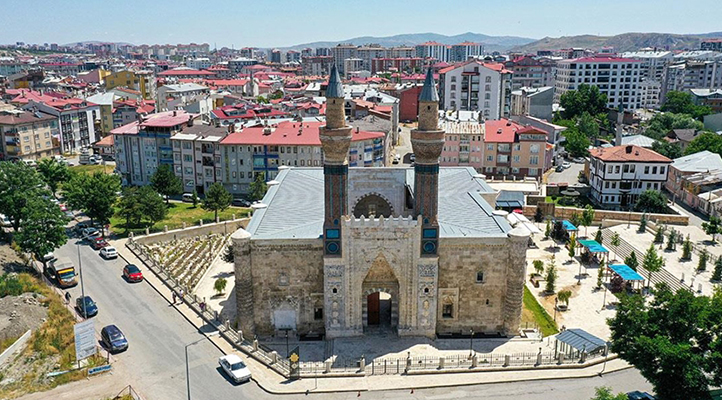 “Mavi Medrese” FPV dron ile görüntülendi