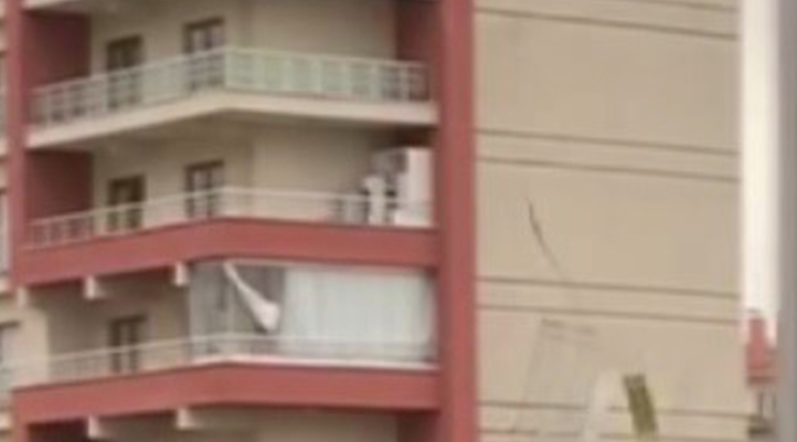 Konya’da fırtına nedeniyle camekan uçtu, ağaçlar devrildi