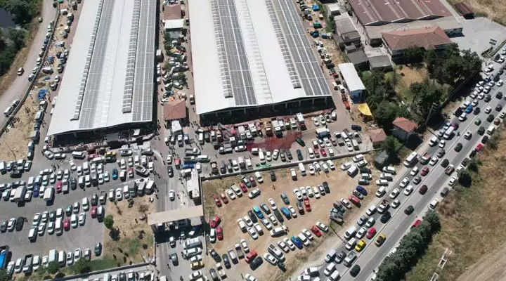 Oto pazarını aratmayan yoğunluk! Kilometrelerce araç kuyruğu oluştu