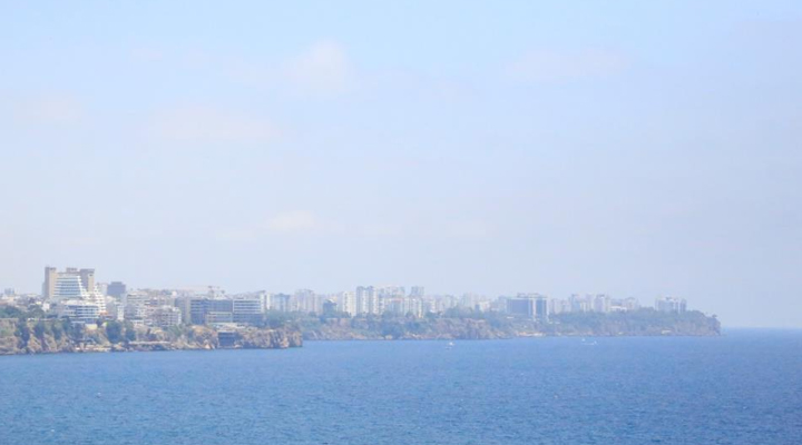 Antalya’da nem oranı yüzde 86’yı geçti, şehrin üzerini sis bulutu kapladı