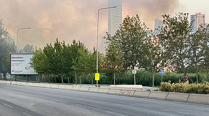 Meles Deltası’nda çıkan yangın nedeniyle iki cadde trafiğe kapatıldı