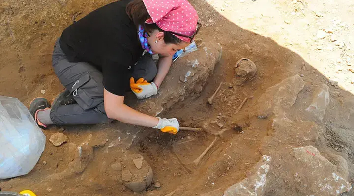Diyarbakır’da kazı alanında bulunan gömülü çocuk sayısı 60’a çıktı