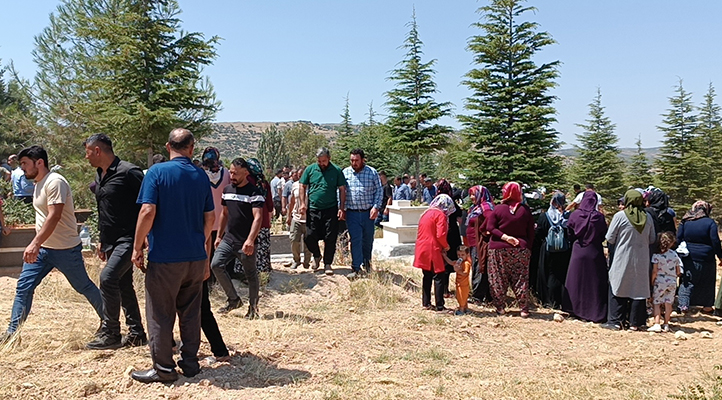 Gaziantep’te gölette boğulan 2’si kardeş 3 kişi toprağa verildi; Deniz’i kurtarmak istemişler