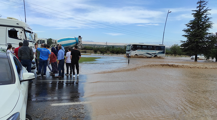 Niğde’de sağanak hayatı olumsuz etkiledi