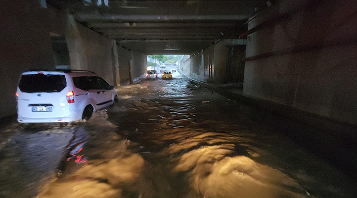 Konya’da sağanak; altgeçitler suyla doldu