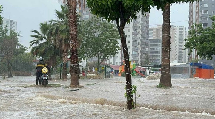 Adana’da şiddetli yağmur ve rüzgar etkili oldu