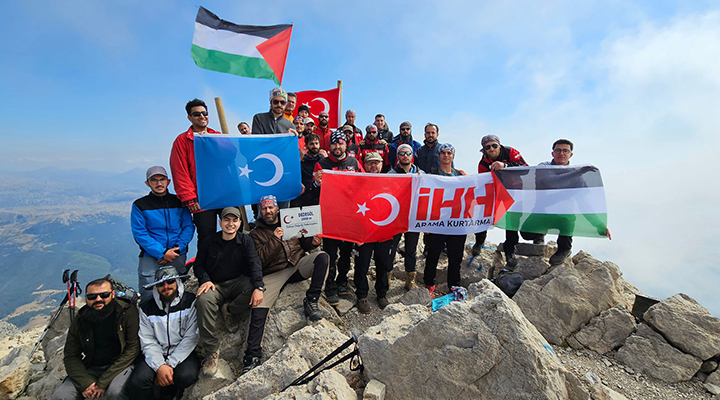 İHH Konya arama kurtarma ekibi, Filistin için Dedegül Zirvesi’ne tırmandı