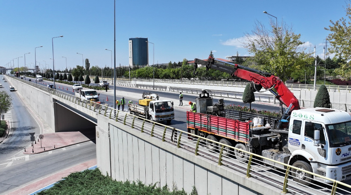 Konya Büyükşehir, yaya ve taşıt köprülerinde periyodik olarak iyileştirme çalışması yapıyor