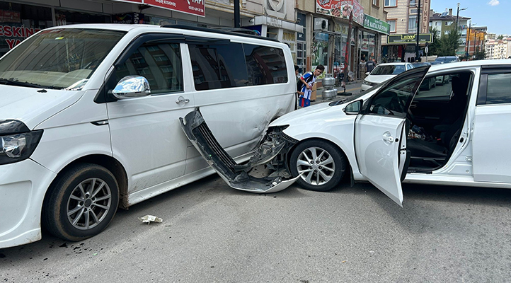 Otomobil, park halindeki minibüse çarptı: 5 yaralı