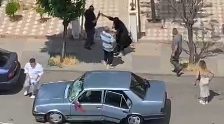 Küfür etmemeleri için uyardığı kişiler evini kurşunlayıp taş yağmuruna tuttu