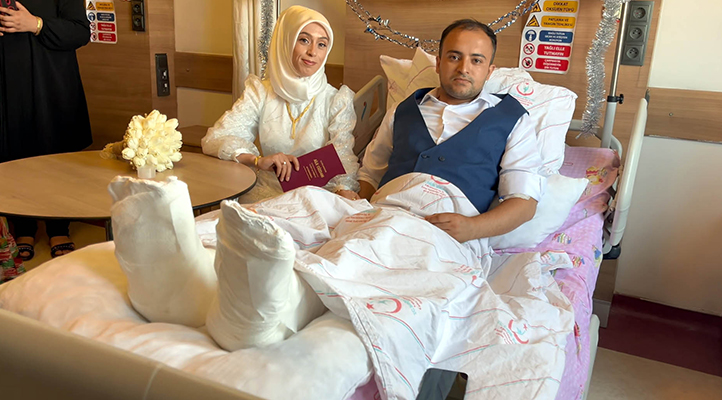 Düğün alışverişinde damadın ayakları kırılınca nikah hastane odasına kıyıldı
