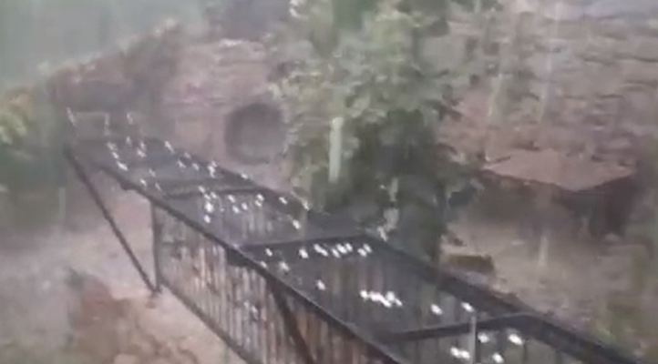 Adana Feke’de ceviz büyüklüğünde dolu yağdı