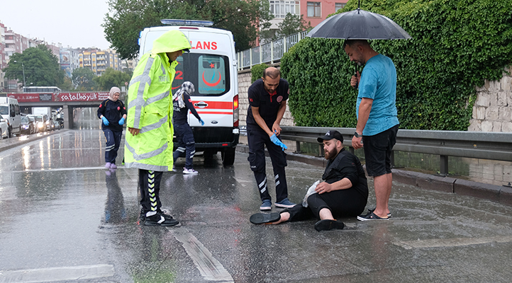 Konya’da sağanak caddeleri göle çevirdi, kaza yapan motosikletliye bir kişi şemsiyesini tuttu