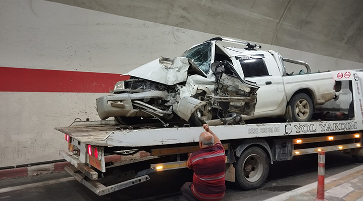 Yusufeli Tünelinde kamyonet duvara çarptı: 1 ölü, 2 yaralı
