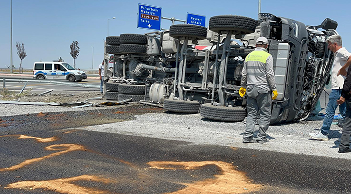 Kayseri’de beton mikseri devrildi; sürücü öldü