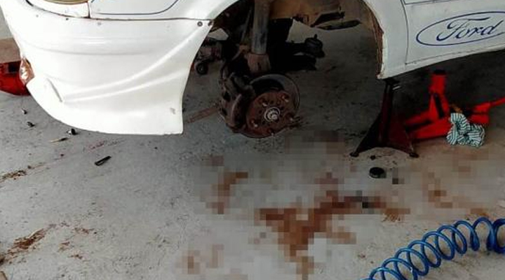 Konya’da oto tamircisinin üzerine araç düştü