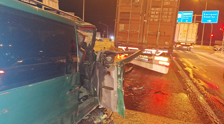 Konya’da tıra çarpan minibüsteki 2 kişi yaralandı