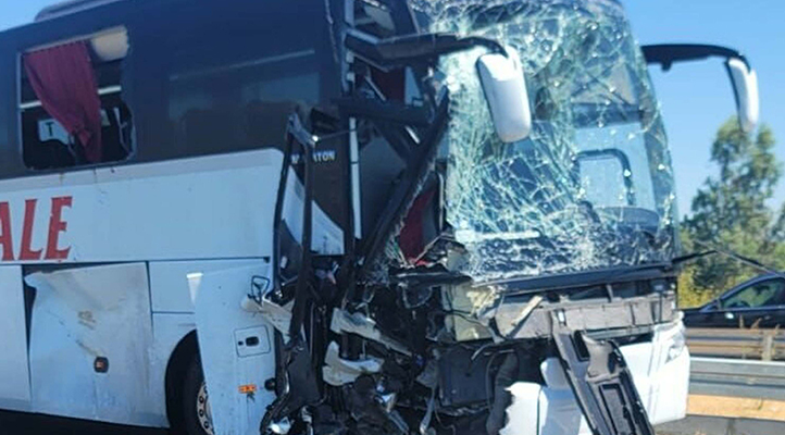 Yolcu otobüsü, iş makinesine arkadan çarptı: 1’i ağır, 8 yaralı