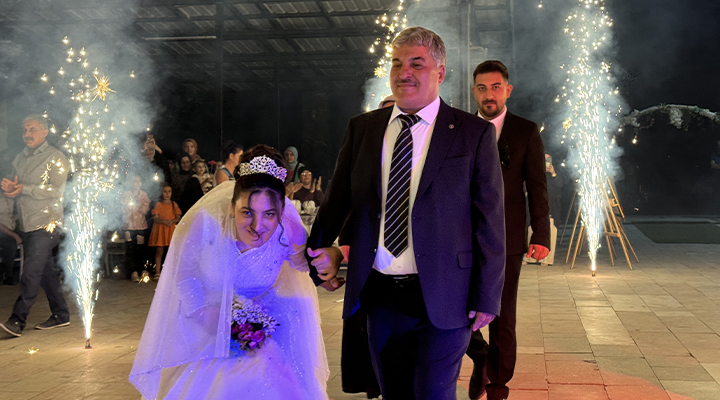 Konya’da engelli kızın gelinlik giyme hayali temsili düğünle gerçekleşti