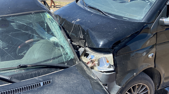 Tali yoldan çıkan otomobile minibüs çarptı: 8 yaralı