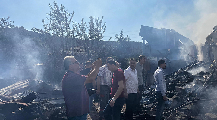 Kastamonu’da korkutan yangın: 3 ev küle döndü, 17 yaşındaki genç kayıp