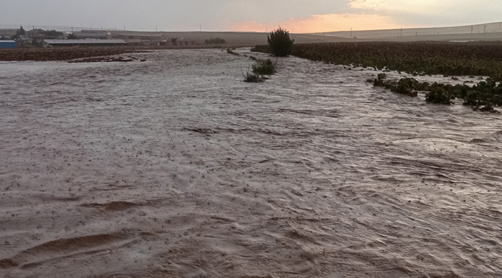 Yunak’ta sağanak hayatı olumsuz etkiledi! Kara yolu 1 saat trafiğe kapatıldı