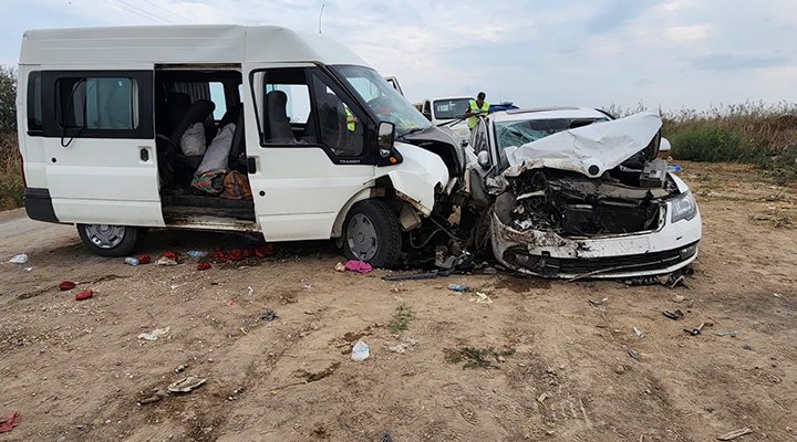 Tarım işçilerini taşıyan araç ile otomobil çarpıştı: 8 yaralı