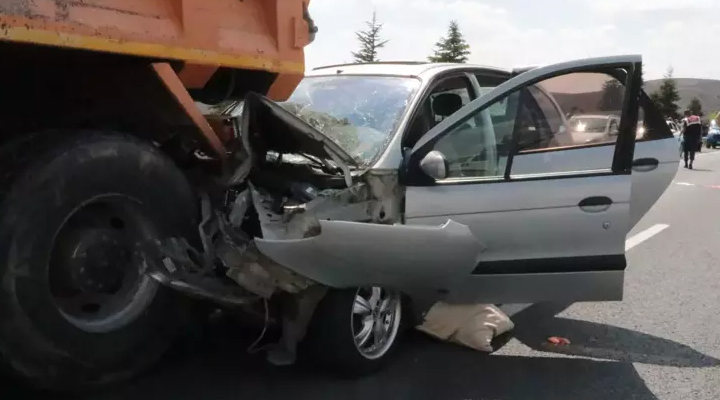 Bursa’dan Trabzon’a giden aile hafriyat kamyonuna çarptı: 2’si ağır, 5 yaralı