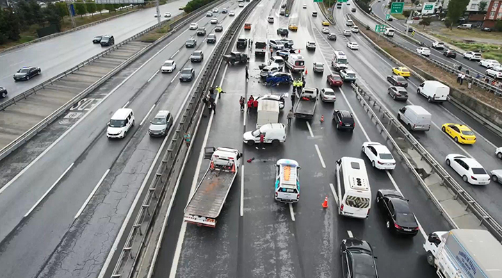 Bağcılar TEM’de zincirleme trafik kazası: 2 ölü 5 yaralı
