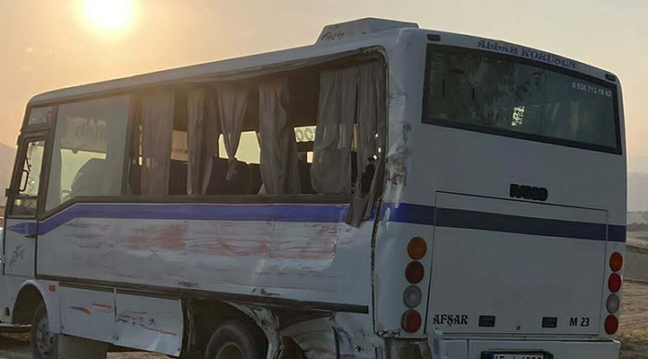 Tarım işçilerini taşıyan midibüs ile kamyonet çarpıştı: 1 ölü, 5 yaralı
